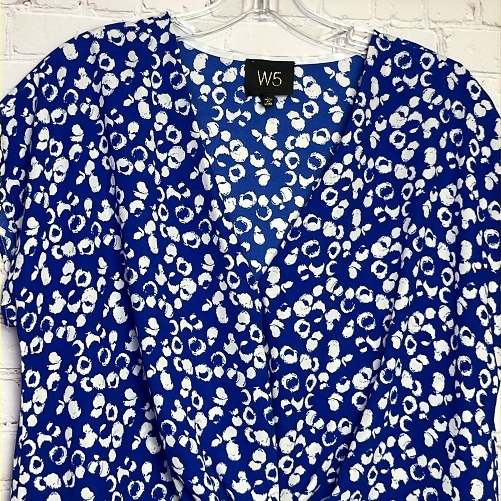 W5 Blue and White Print Short Sleeve Twist Front Top - Picture 2 of 9